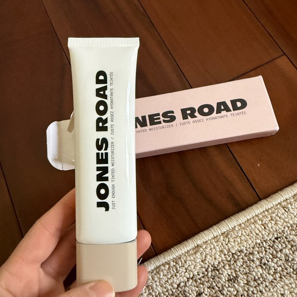 Jones Road Just Enough Tinted Moisturizer Beige - Picture 5 of 8